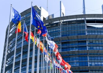 Passaporti d’oro, un “fenomeno di parassitismo”: il Parlamento Europeo vota per lo stop alla vendita della cittadinanza