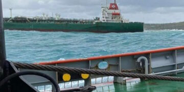 Ore di tensione a largo di Baħaq iċ-Ċagħaq, dove le condizioni del mare tengono ancora in ostaggio la petroliera Chem P