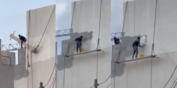 Operaio in bilico su un’asse di legno a diversi metri da terra, il video diventa virale