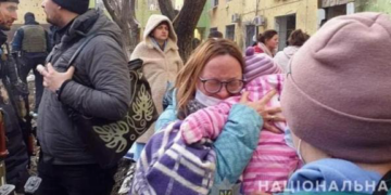 Ucraina, Guerra di fake news sulle macerie dell’ospedale pediatrico di Mariupol bombardato da raid aereo