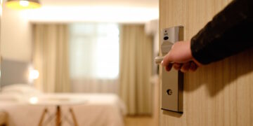 Gli hotel aprono le porte ai rifugiati ucraini offrendo alloggi gratuiti per la quarantena