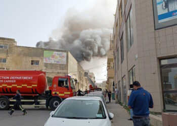 Fiamme in una fabbrica a Santa Venera, densa colonna di fumo in cielo
