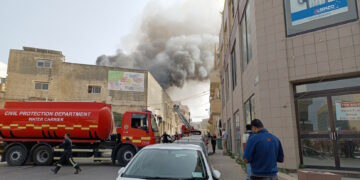 Fiamme in una fabbrica a Santa Venera, densa colonna di fumo in cielo