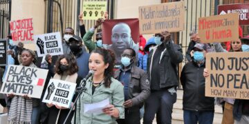 La tragedia di Lassana Cisse: a tre anni dal brutale omicidio la famiglia non può ancora seppellire il proprio caro