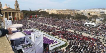 Bagno di folla a Floriana per la messa domenicale di Papa Francesco