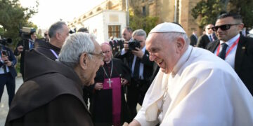 La folla per le strade, i balconi in festa, i momenti di riflessione. Il fotoracconto dei due giorni di Papa Francesco a Malta