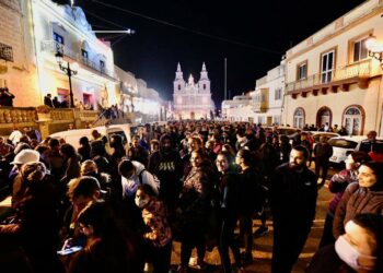 In centinaia affollano le strade in aiuto di Puttinu Cares; la marcia annuale del Venerdì Santo è un successo