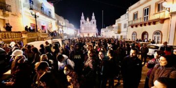 In centinaia affollano le strade in aiuto di Puttinu Cares; la marcia annuale del Venerdì Santo è un successo