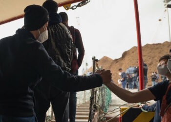 Migranti, Sea-Eye è sbarcata ad Augusta con 106 profughi a bordo rifiutati da Malta