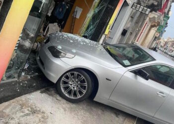 Hamrun, perde il controllo dell’auto e sfonda la vetrina di un negozio