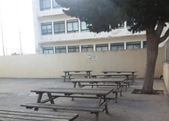 Tentavano di sedare una rissa a scuola; tre insegnanti finiscono per essere picchiati da uno studente