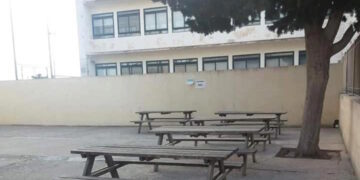 Tentavano di sedare una rissa a scuola; tre insegnanti finiscono per essere picchiati da uno studente