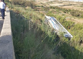 Pullman si ribalta a Nadur, ferito il conducente