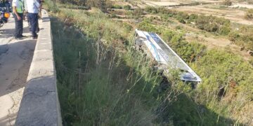 Pullman si ribalta a Nadur, ferito il conducente