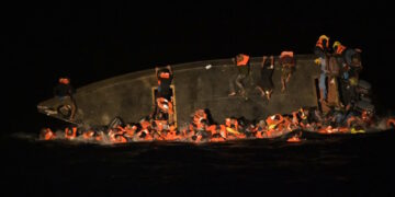 Barcone con cento migranti a bordo si rovescia nel Mediterraneo, Open Arms contro Tunisia, Italia e Malta: «Dov’è l’Europa?»