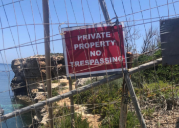 A Comino spuntano cartelli e transenne che vietano l’accesso alla baia di San Niklaw tra lo stupore dei turisti
