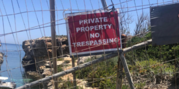 A Comino spuntano cartelli e transenne che vietano l’accesso alla baia di San Niklaw tra lo stupore dei turisti