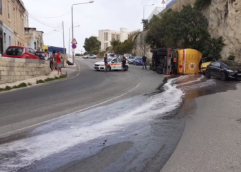Marsa: autocisterna si ribalta e perde gasolio, traffico in tilt