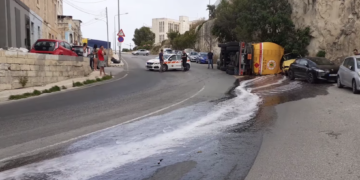 Marsa: autocisterna si ribalta e perde gasolio, traffico in tilt
