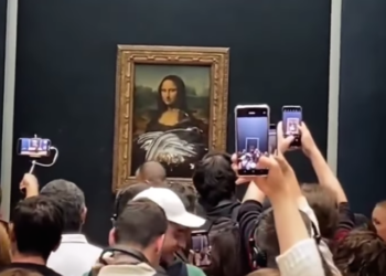 Lancia una fetta di torta contro la Gioconda, sconcerto al Louvre