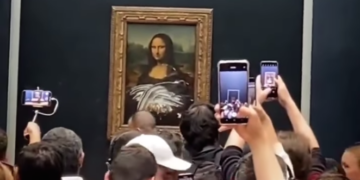 Lancia una fetta di torta contro la Gioconda, sconcerto al Louvre
