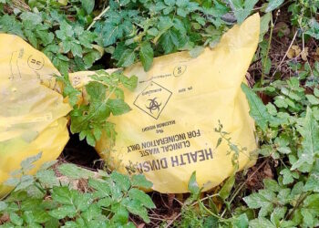 Sacchi colmi di rifiuti sanitari Covid-19 scaricati nei campi di Lija