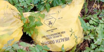 Sacchi colmi di rifiuti sanitari Covid-19 scaricati nei campi di Lija