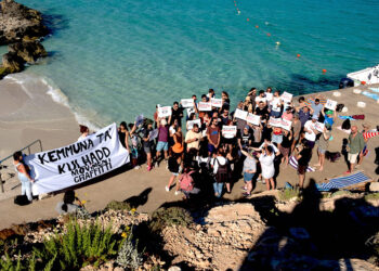 Al grido di «Insorgiamo contro l’avidità», Moviment Graffitti “libera” Comino da sdraio e ombrelloni abusivi