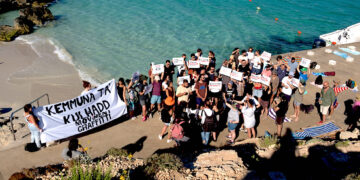 Al grido di «Insorgiamo contro l’avidità», Moviment Graffitti “libera” Comino da sdraio e ombrelloni abusivi
