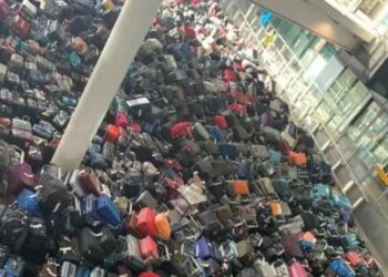 Tanti passeggeri e poco personale. Aeroporto di Heathrow in tilt da giorni