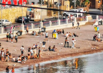 St. George’s bay invasa dai rifiuti. La disperazione dei bagnanti: «Ogni mattina la stessa storia. Fate qualcosa»