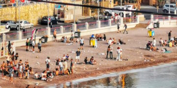 St. George’s bay invasa dai rifiuti. La disperazione dei bagnanti: «Ogni mattina la stessa storia. Fate qualcosa»