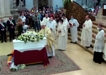A Catania l’ultimo saluto a Elena Del Pozzo, la piccola uccisa dalla lucida follia di chi l’aveva messa al mondo