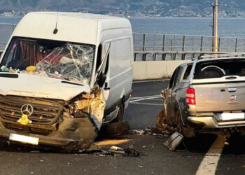 Imbocca l’autostrada contromano, automobilista proveniente da Malta si scontra frontalmente con una jeep