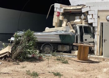Camion sfonda un locale tecnico all’ingresso della galleria di St. Julian’s