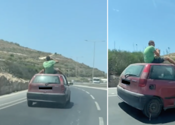 Uomo immortalato mentre viaggia sul tetto di una macchina. Il video fa il giro della rete