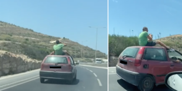 Uomo immortalato mentre viaggia sul tetto di una macchina. Il video fa il giro della rete