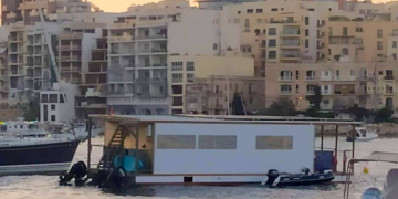 St. Julian’s, spunta in mare casa galleggiante tra lo stupore della folla