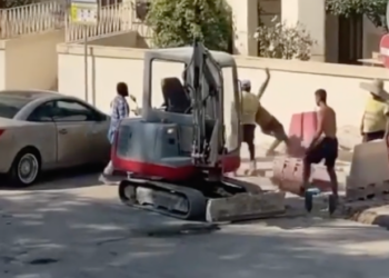 Botte tra operai a Msida; la scena finisce in un video
