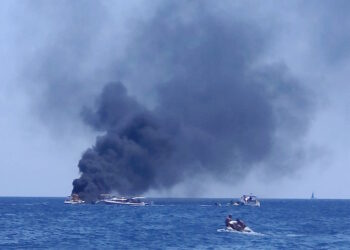 Incendio al largo di Qawra Point, barca avvolta dalle fiamme