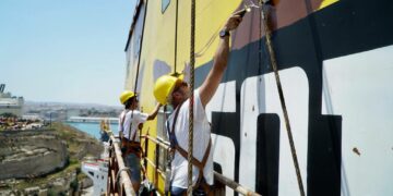 Quando l’arte non conosce altezze: storia dell’iconica “giraffa” protagonista del porto commerciale di Valletta