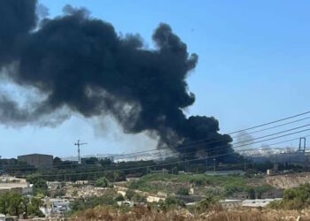 Incendio nella zona industriale di Paola, colonna di fumo nero avvistata da diverse parti dell’isola