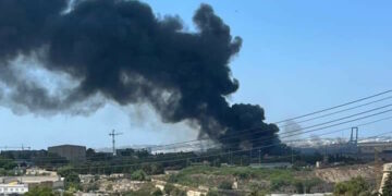 Incendio nella zona industriale di Paola, colonna di fumo nero avvistata da diverse parti dell’isola
