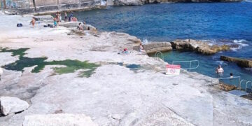 Mare inquinato, la zona di Qui Si Sana torna a “colorarsi” di verde