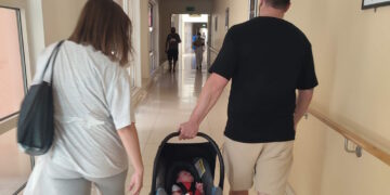 Ospedali e carenza di personale, la testimonianza di un neo papà italiano: «Ritmi insostenibili. Errore umano dietro l’angolo»