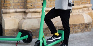 Monopattini elettrici, Bolt avvia test per scoraggiare la guida in due
