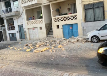 Marsascala, tre balconi crollano in strada. Paura e danni su auto in sosta