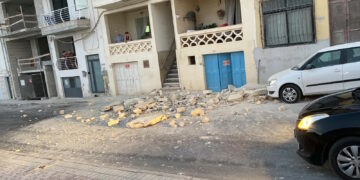 Marsascala, tre balconi crollano in strada. Paura e danni su auto in sosta