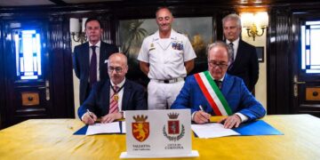 Firmato sulla nave Amerigo Vespucci il gemellaggio fra Valletta e la città italiana di Cortona