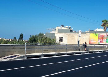 A Swieqi la ringhiera “infinita” alla fermata del bus riparata dopo il clamore sui social